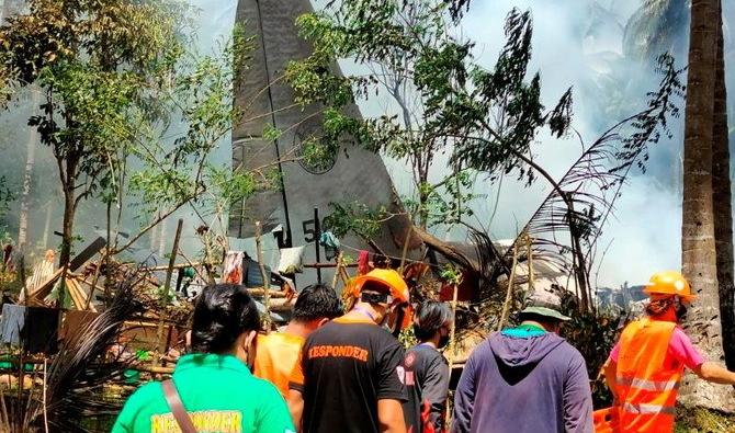 Des secouristes arrivent alors que de la fumée s'échappe de l'épave d'un avion de transport C-130 de l'armée de l'air philippine après son crash dans la ville de Jolo, dans la province de Sulu, sur l'île méridionale de Mindanao (Photo, AFP)