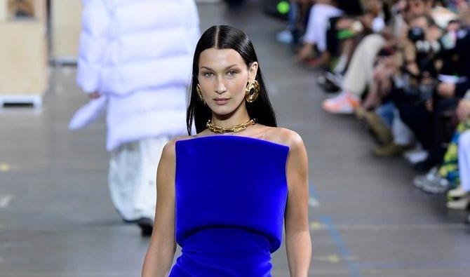 Bella Hadid défile en robe bleu électrique signée Virgil Abloh (Getty) 