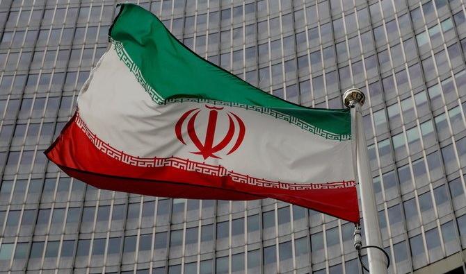 Un drapeau iranien flotte devant le siège de l'Agence internationale de l'énergie atomique à Vienne (Fichier/Reuters) 