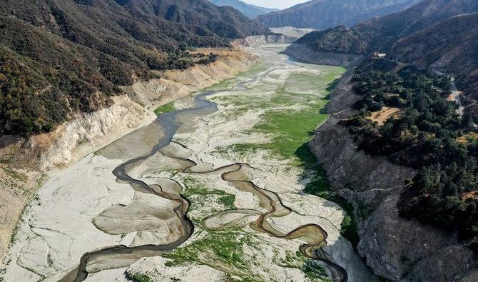 On voit sur cette photo la rivière San Gabriel et son lit dénudé, le 29 juin 2021, dans les montagnes de San Gabriel, près d'Azusa, en Californie. (AFP/File Photo)
