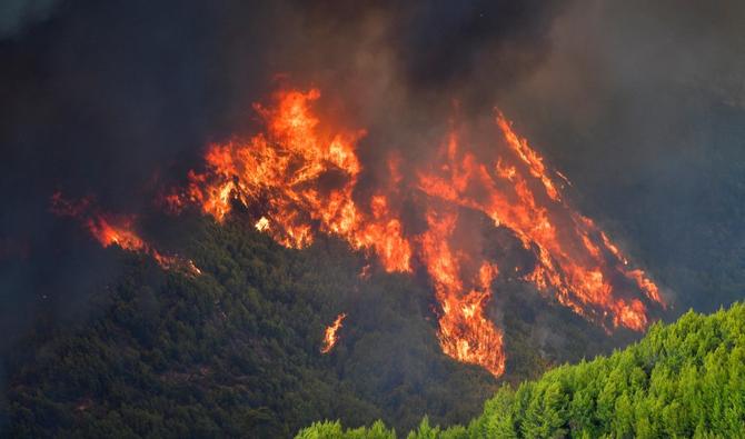Des flammes engloutissent la forêt d'une montagne près du village de Platanos, près de l'ancienne Olympie, dans l'ouest de la Grèce, le 4 août 2021. (Photo, AFP)