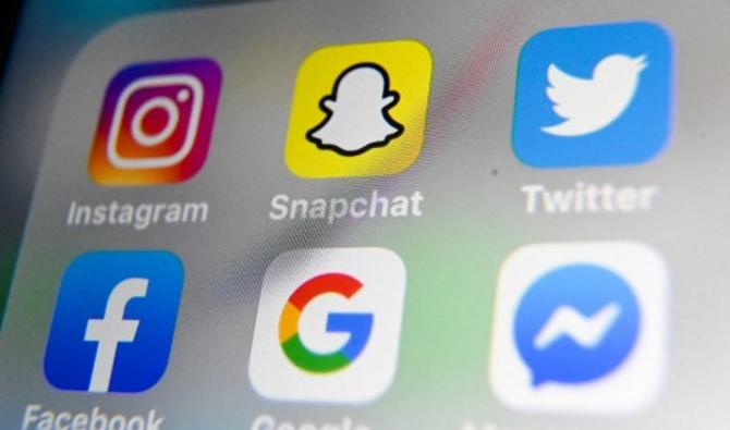 Les logos des applications mobiles Instagram, Snapchat, Twitter, Facebook, Google et Messenger affichés sur une tablette (Photo, AFP)