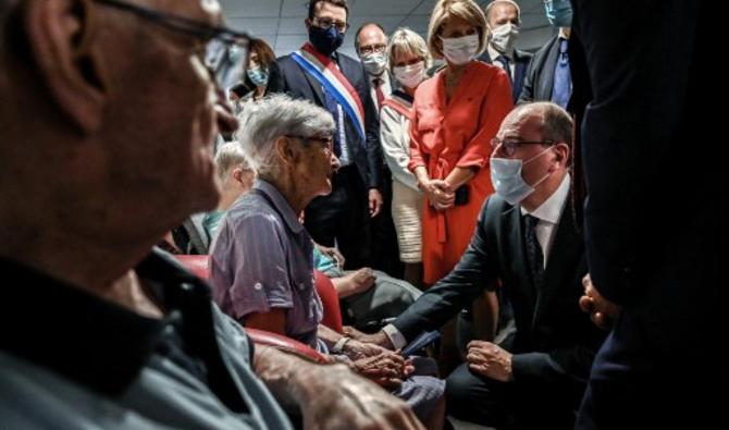 Le Premier ministre français Jean Castex (à droite) discute avec une personne âgée lors de sa visite à l'Ehpad d'Ancolies à Peronnas le 31 juillet 2020 (Photo, AFP)