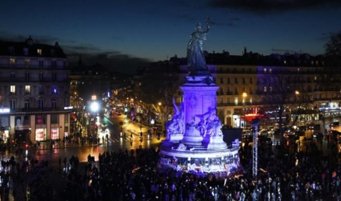 Les gens se rassemblent le 10 janvier 2016 sur la place de la République lors d'un rassemblement marquant un an depuis les attaques contre le journal Charlie Hebdo et un supermarché juif (Photo, AFP)