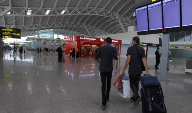 Des passagers à l'aéroport d'Alger Houari Boumediene le 1er juin 2021 (Photo, AFP)