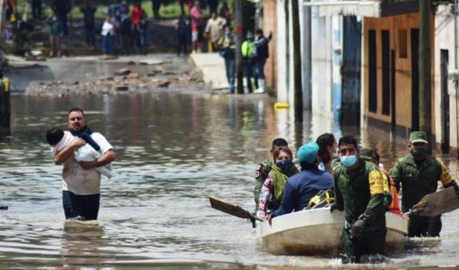Des membres de l'armée mexicaine évacuent des patients de l'hôpital IMSS de Tula de Allende, dans l'État d'Hidalgo, au Mexique, le 7 septembre 2021 (Photo, AFP)