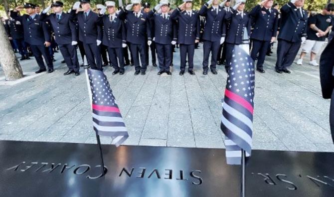 Autour du drapeau américain, collègues à la retraite et des familles se sont retrouvés samedi, comme chaque 11 septembre, pour un moment plus intime que la cérémonie officielle organisée en grande pompe à Manhattan, au mémorial du 11-Septembre, autour du président américain Joe Biden (Photo, AFP)