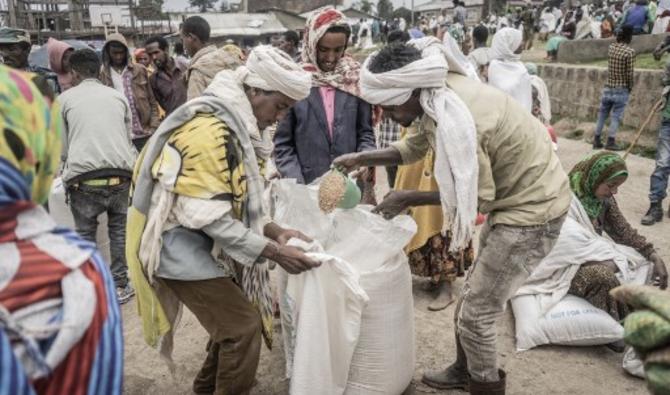 Les personnes qui ont fui la guerre de May Tsemre, Addi Arkay et Zarima se rassemblent dans un camp de déplacés internes (PDI) temporairement construit pour recevoir leurs premiers sacs de blé du Programme alimentaire mondial (PAM) à Debark, à 90 kilomètres de la ville de Gondar, Éthiopie, le 15 septembre 2021 (Photo, AFP)