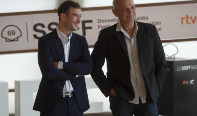 L'acteur français Rabah Nait Oufella (à gauche) et le réalisateur français Laurent Cantet posent lors d'un photocall du film « Arthur Rambo » au 69e Festival du film de San Sebastian à San Sebastian, dans le nord de l'Espagne, le 19 septembre 2021 (Photo, AFP)