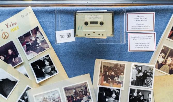 La cassette audio ne paie pas de mine mais son étiquette jaunie trahit sa valeur: quatre mots «John Lenon (sic) - Skyrum Berge» dévoilent un enregistrement inédit de l'ancien Beatles (Photo, AFP)
