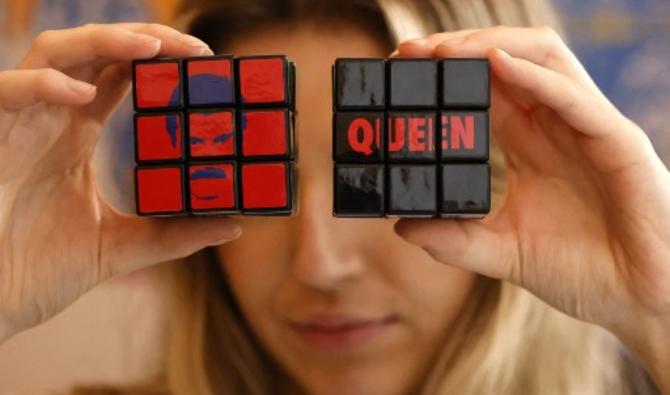 Un Rubik's cube coloré avec les visages des membres du groupe Queen (Photo, AFP)