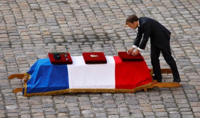 Le président français Emmanuel Macron dépose une médaille au cercueil alors qu'il remet la Légion d'honneur française à titre posthume au caporal-chef de l'armée française Maxime Blasco (Photo, AFP)