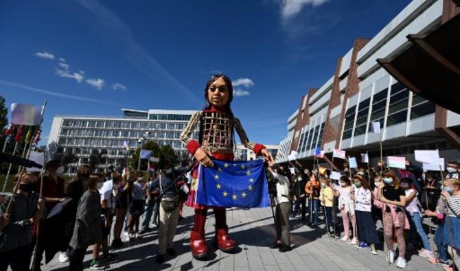 Cette marionnette de 3,50 mètres de haut est dirigée par une marionnettiste sur échasses et deux autres faisant vivre ses mains (Photo, AFP)