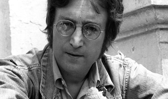 Le célèbre musicien et chanteur John Lennon pose pour les photographes le 17 mai 1971 à Cannes où il s'est rendu à l'occasion du Festival du Film. Le chanteur des Beatles a été assassiné le 08 décembre 1980 à New York, à l'âge de 40 ans (Photo/Archives, AFP)