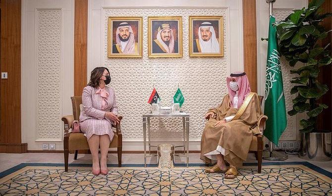 Le ministre saoudien des Affaires étrangères, le prince Faisal ben Farhane, s’entretient avec son homologue libyenne, Najla Mangoush, à Riyad, jeudi 30 septembre 2021 (SPA) 