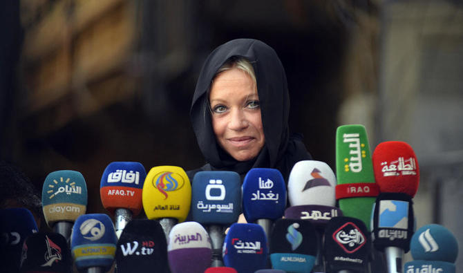 Jeanine Hennis-Plasschaert, représentante spéciale de l'ONU pour l'Irak, s'exprimant lors d'une conférence de presse, à l'issue d'une réunion avec le religieux chiite irakien, le grand ayatollah Ali al-Sistani, à Najaf, en Irak, le 11 novembre 2019 (Fichier/AFP) 