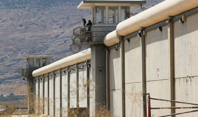 Un gardien dans une tour d'observation de la prison de Gilboa d'où six prisonniers palestiniens se sont évadés, dans le nord d'Israël, le 9 septembre 2021 (Reuters) 