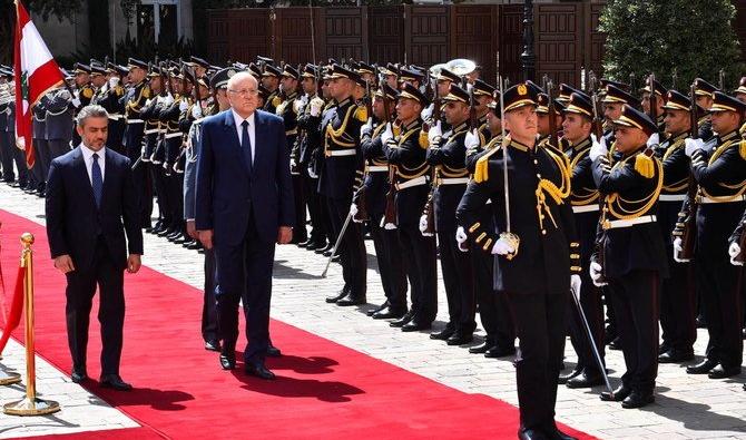 Le nouveau Premier ministre libanais, Najib Mikati, passe devant une garde d’honneur lors de sa cérémonie officielle de prise de fonctions au Grand sérail de Beyrouth (Reuters) 