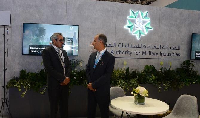 Ahmed ben Abdelaziz Al-Ohali, gouverneur de l'Autorité générale des industries militaires, au salon international des équipements de défense et de sécurité, à Londres mardi. (Photo, Arab News)