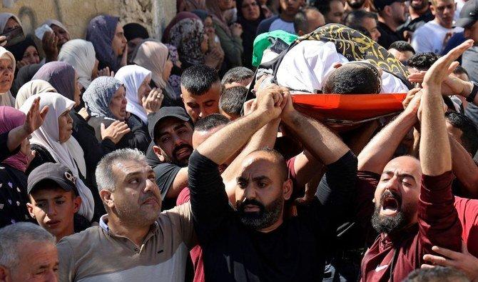 Des personnes en deuil portent le corps d'un Palestinien tué par des soldats israéliens lors d'affrontements près de Jénine (Photo, AFP)