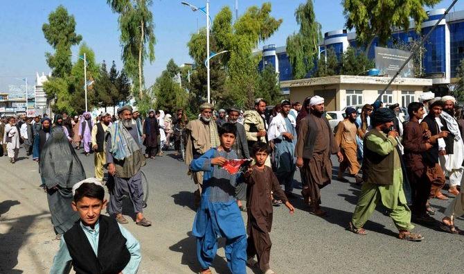Une marche de protestation après la décision des talibans de les forcer des personnes quitter leur domicile à Kandahar, en Afghanistan, le 14 septembre 2021, sur cette photo tirée d'une vidéo (Reuters) 