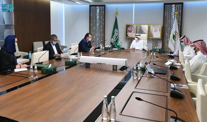 Le chef du KSrelief, le Dr Abdullah Al-Rabeeah, a rencontré dimanche le coordinateur humanitaire de l'ONU pour le Yémen à Riyad (SPA) 