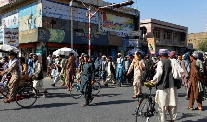 Une marche de protestation après la décision des talibans de les forcer des personnes quitter leur domicile à Kandahar, en Afghanistan, le 14 septembre 2021, sur cette photo tirée d'une vidéo (Reuters) 