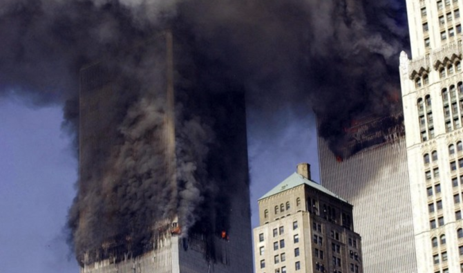 Sur cette photo d'archives, de la fumée s'échappe des tours jumelles du World Trade Center dans le sud de Manhattan, à New York, le 11 septembre 2001. (Archive/AFP)