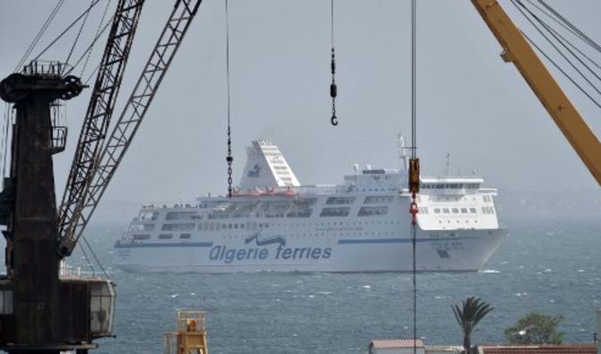 Un ferry transportant des Algériens qui ont quitté la France se prépare à accoster dans la capitale algérienne Alger le 19 mars 2020 (Photo, AFP)