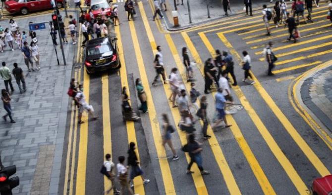 Des gens traversent une route dans le quartier central de Hong Kong, le 27 septembre 2020 (Photo, AFP)