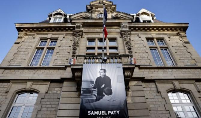 Une affiche représentant le professeur de français Samuel Paty placée sur la façade de l'hôtel de ville de Conflans-Sainte-Honorine, à 30kms au nord-ouest de Paris, le 3 novembre 2020 (Photo, AFP) 