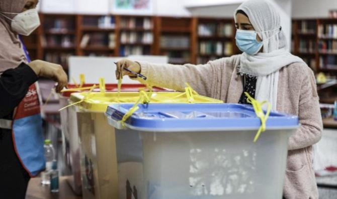 Une électrice vote lors d'une élection pour le conseil municipal de Tripoli, dans la capitale libyenne, le 6 février 2021 (Photo, AFP) 
