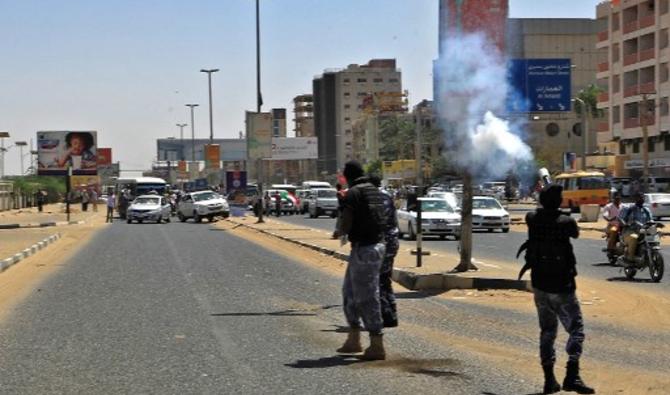 La police anti-émeute soudanaise tire des gaz lacrymogènes pour séparer une manifestation contre la visite du président égyptien dans la capitale Khartoum, le 6 mars 2021 (Photo, AFP)