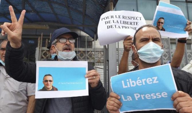 Des gens assistent à une manifestation devant le siège du quotidien Liberté dans une banlieue de la capitale algérienne Alger le 25 avril 2021 appelant à la libération du journaliste algérien Rabah Karèche (Photo, AFP) 