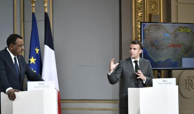 Le président français Emmanuel Macron (à droite) et le président nigérien Mohamed Bazoum (à gauche) lors d'une conférence de presse au palais présidentiel de l'Élysée, à Paris, le 9 juillet 2021 (Photo, AFP)