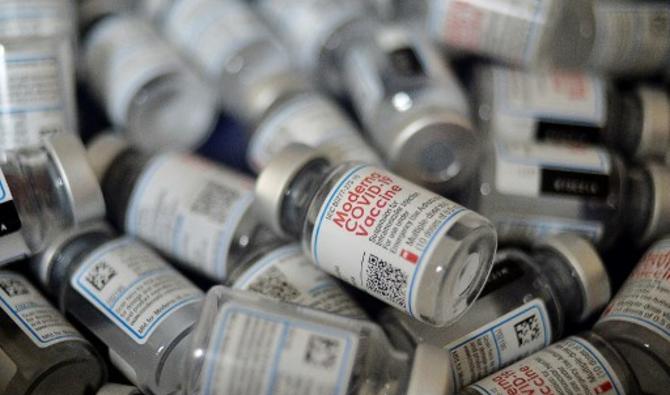 Des flacons du vaccin Moderna à Konabari, le 18 juillet 2021 (Photo, AFP)