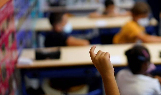 L'obligation du port du masque à l'école primaire sera levée à partir de lundi uniquement pour les élèves et non les enseignants dans 47 départements moins touchés par l'épidémie de Covid-19. Le masque restera obligatoire dans les 54 départements « où une circulation élevée de l'épidémie est constatée », affirme le décret. (Photo, AFP)