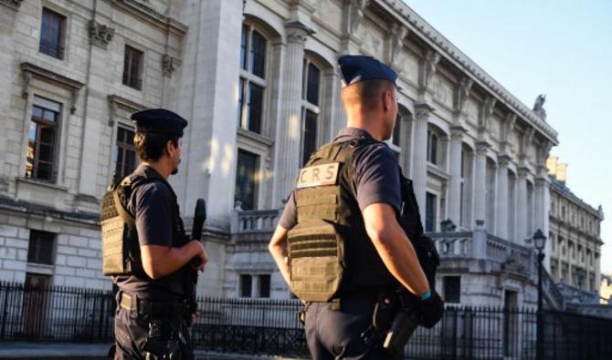 Des policiers français CRS montent la garde devant le Palais de justice de Paris, le 8 septembre 2021 (Photo, AFP)