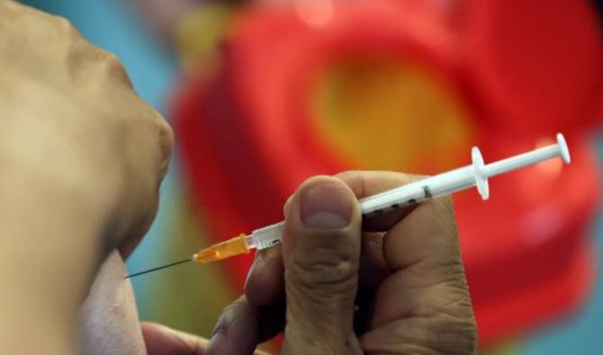 Un patient âgé reçoit la 3e dose du vaccin Pfizer-BioNtech à Paris, le 13 septembre 2021 (Photo, AFP)