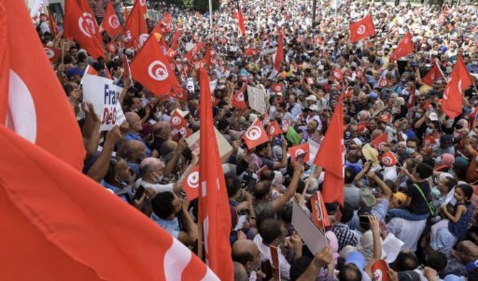 Des manifestants scandent des slogans lors d'une manifestation dans la capitale tunisienne Tunis le 26 septembre 2021, contre les récentes mesures du président Kais Saied pour resserrer son emprise sur le pouvoir  (Photo, AFP)