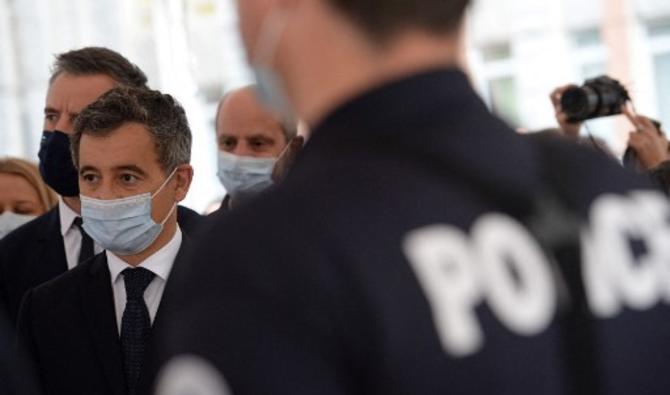 Le ministre français de l'Intérieur Gérald Darmanin s'entretient avec de nouvelles recrues lors d'une visite au poste de police de Rennes, dans l'ouest de la France, le 1er octobre 2021 (Photo, AFP)