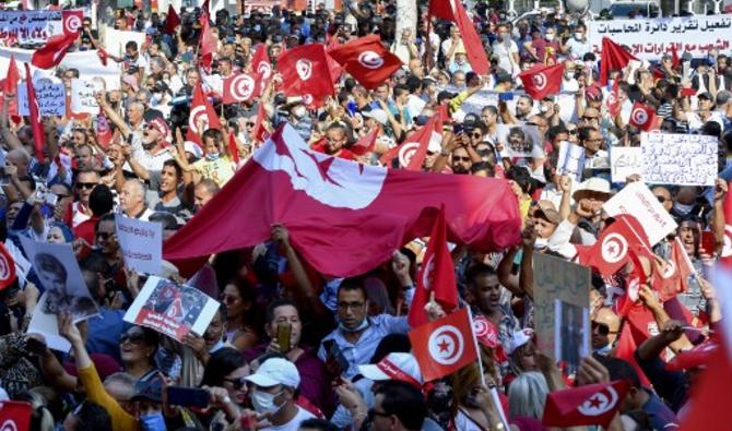 Des Tunisiens scandent des slogans soutenant le président Kais Saied lors d'un rassemblement à l'avenue Habib Bourguiba dans la capitale Tunis, le 3 octobre 2021 (Photo, AFP) 