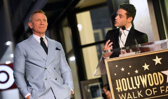 L'acteur américain Rami Malek (à droite) prend la parole lors de la cérémonie en l'honneur de l'acteur britannique Daniel Craig avec une étoile sur le Hollywood Walk of Fame à Los Angeles, Californie, le 6 octobre 2021 (Photo, AFP)