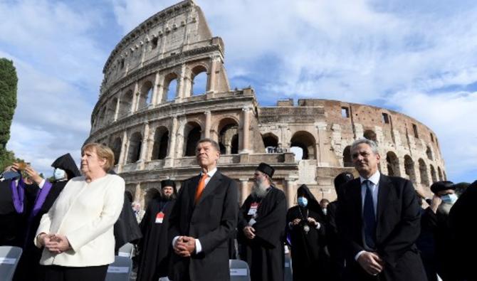La chancelière allemande Angela Merkel et son mari Joachim Sauer assistant à une prière et une rencontre pour la paix, promues par la Communauté de Sant'Egidio, par le Colisée monument à Rome, le 7 octobre 2021 (Photo, AFP)