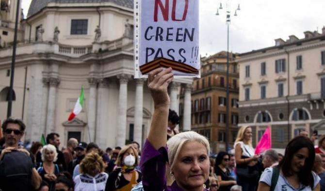 Une manifestante tient une pancarte contre le pass sanitaire obligatoire, dans le centre de Rome le 9 octobre 2021 (Photo, AFP) 