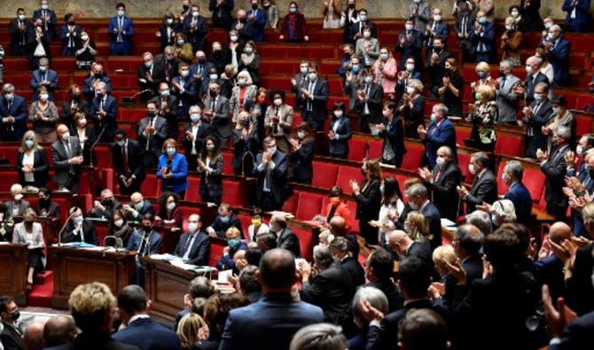 Les parlementaires applaudissent lors d'un hommage à Samuel Paty, à l'Assemblée nationale française à Paris, le 12 octobre 2021 (Photo, AFP)