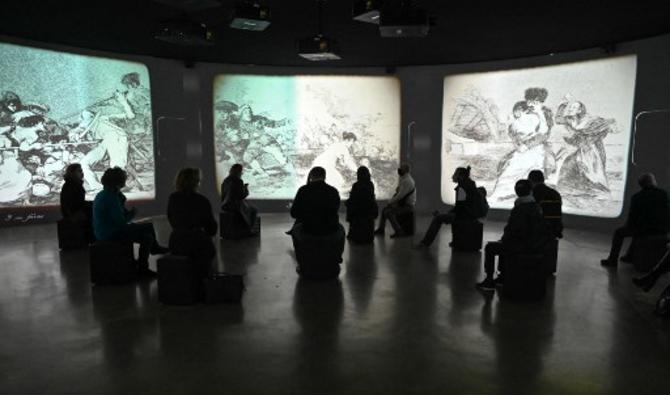 Des visiteurs se rassemblent dans une salle devant des dessins lors de l'exposition «Expérience Goya», au musée des Beaux-Arts de Lille, dans le nord de la France, le 12 octobre 2021 (Photo, AFP) 