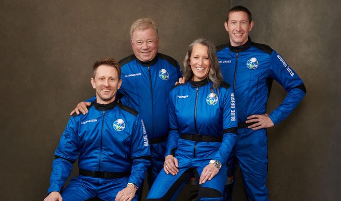 Cette photo publiée par Blue Origin Media montre les quatre membres de l'équipe Blue Origin (de R) Glen de Vries, Audrey Powers, l'acteur canadien William Shatner et Chris Boshuizen, le 10 octobre 2021 (Photo, AFP)