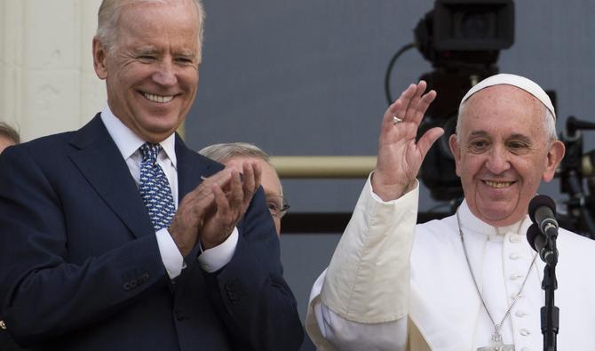 Sur cette photo d'archive prise le 24 septembre 2015, le pape François salue le vice-président américain Joe Biden, sur un balcon après avoir pris la parole au Capitole américain à Washington, DC (Photo, AFP)