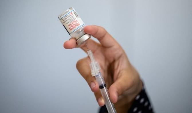 Un membre du personnel médical prépare une seringue avec un flacon du vaccin Moderna dans une clinique de vaccination dans le quartier de Staten Island à New York, le 16 avril 2021 (Photo, AFP) 
